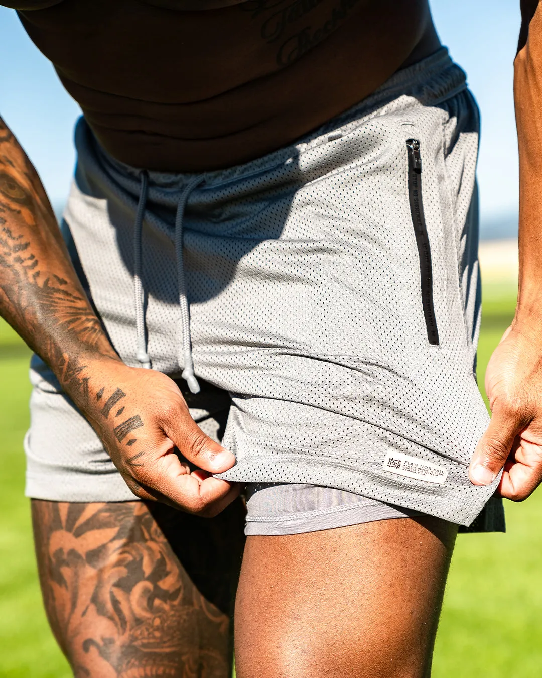 MENS MOMENTUM PATCH MESH SHORTS - BLACK